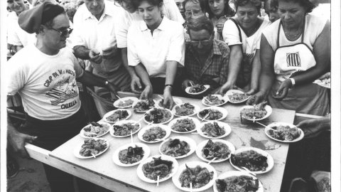 Arrossada popular per la festa major de Calella organitzada pel Grup Pa, Vi i Moltó coincidint amb la Fira de Calella i l'Alt Maresme. 1990. Foto: Saül Gordillo (El Punt)