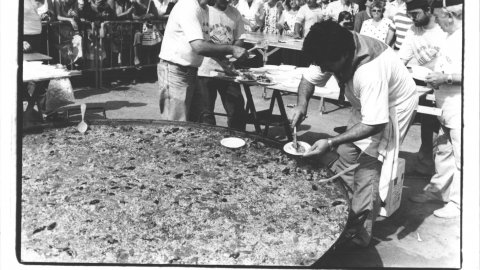 Arrossada popular per la Festa Major de Calella al passeig de mar organitzada pel Grup Pa, Vi i Moltó. Calella. 1991. Foto: Saül Gordillo (El Punt)