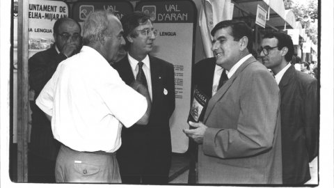 El conseller de Cultura, Joan Guitart, l'alcalde de Calella, Joaquim Rey (CiU), i el regidor de Cultura, Francesc Arqués, visiten la Fira de Calella i l'Alt Maresme. 1991. Foto: Saül Gordillo (El Punt)