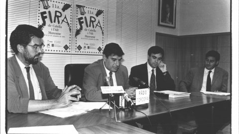 Presentació de la Fira de Calella i l'Alt Maresme, a càrrec del seu director, Miquel Guillem, de l'alcalde de Calella, Joaquim Rey (CiU) i d'un representant de l'Ajuntament de Granollers. 1991. Foto: Saül Gordillo (El Punt)