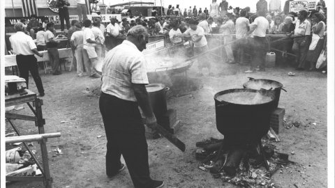 Arrossada popular organitzada pel Grup Pa, Vi i Moltó de festa major coincidint amb la Fira de Calella i l'Alt Maresme. 1990. Foto: Saül Gordillo (El Punt)
