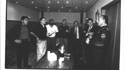 Recepció a l'Ajuntament de Calella dels organitzadors del Ral·li Calella-Al-Aaiun, amb l'alcalde, Joaquim Rey (CiU). Calella. 1992. Foto: Saül Gordillo (El Punt)