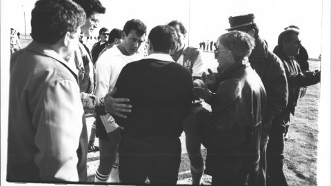 Incidents durant el partit entre l'Al-Andalus i el Llantienc, al camp de futbol antic del Poblenou de Pineda de Mar, a la platja. 1990. Foto: Saül Gordillo (El Punt)