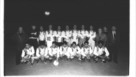 Plantilla de l'Atlètic Al-Andalus CF, al camp de futbol de Poblenou de Pineda de Mar. 1992. Foto: Saül Gordillo (El Punt)