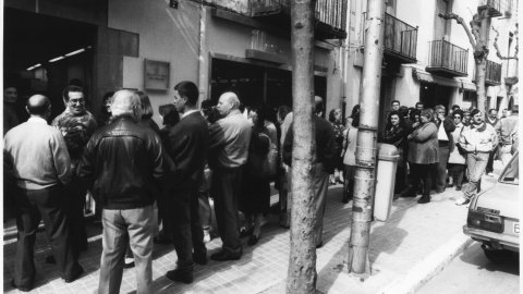 Ciutadans fent cua per pagar els impostos municipals a l'Ajuntament de Blanes. 14 d'abril de 1993. Foto: Saül Gordillo (El Punt)