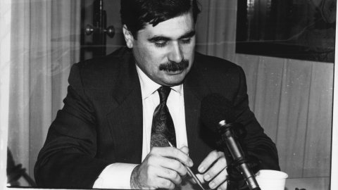 Debat sobre el peatge de l'autovia del Maresme, amb Ramon Camp (CiU), president del Consell Comarcal del Maresme, a Ràdio Arenys. 1991. Foto: Saül Gordillo (El Punt)