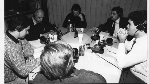 Debat sobre el peatge de l'autovia del Maresme, amb Ramon Camp (CiU), Valentí Agustí (PSC), Pep Riera (Unió de Pagesos), Agàpit Borràs, Toni Miquel Catà, i moderat per Enric Sierra a Ràdio Arenys. 1991. Foto: Saül Gordillo (El Punt)