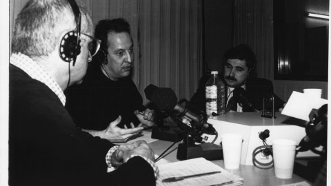 Debat sobre el peatge de l'autovia del Maresme, amb Ramon Camp (CiU), Valentí Agustí (PSC), Pep Riera (Unió de Pagesos), Agàpit Borràs, una altra persona, i moderat per Enric Sierra a Ràdio Arenys. 1991. Foto: Saül Gordillo (El Punt)