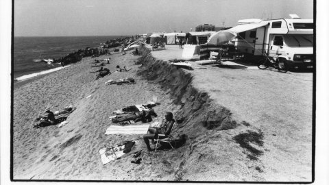 Platja davant del càmping Bon Repòs. Santa Susanna. 1992. Foto: Saül Gordillo (El Punt)