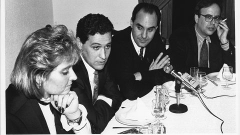 El president del Partit Popular de Catalunya, Aleix Vidal-Quadras, amb el cap de llista de Pineda, Norbert Peláez, la militant Àngels Babot, i el president comarcal del partit, Víctor Ros. Pineda de Mar. 1991. Foto: Saül Gordillo (El Punt)
