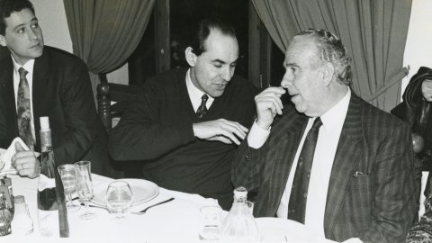 El president del Partit Popular de Catalunya, Aleix Vidal-Quadras, amb l'alcalde de Pineda de Mar entre 1966 i 1987 Josep Aragonès Montsant (1927-1992) en la presentació del cap de llista del PP Norbert Peláez. 1991. Foto: Saül Gordillo