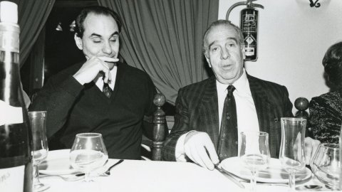 El president del Partit Popular de Catalunya, Aleix Vidal-Quadras, amb l'alcalde de Pineda de Mar entre 1966 i 1987 Josep Aragonès Montsant (1927-1992) en la presentació del cap de llista del PP Norbert Peláez. 1991. Foto: Saül Gordillo