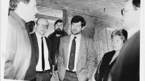 L'alcalde de Pineda de Mar, Josep Lluís Fillat Claver (PSC), en una visita d'obres a un equipament municipal. Pineda de Mar. 1991. Foto: Saül Gordillo (El Punt)