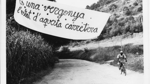 Pancarta de protesta pel mal estat de la carretera de Pineda de Mar a Hortsavinyà. Pineda de Mar. 1990. Foto: Saül Gordillo (El Punt)