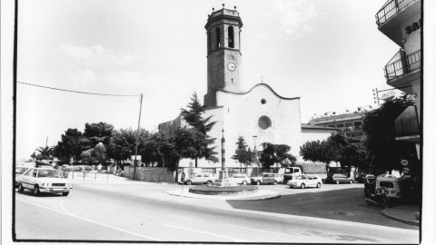 Església de Sant Joan Baptista de Pineda de Mar des de la carretera N-II. 1992. Foto: Saül Gordillo (El Punt)