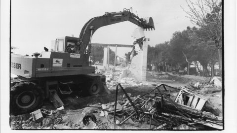 Enderrocament del càmping il·legal de la platja de Pineda de Mar. 1992. Foto: Saül Gordillo (El Punt)