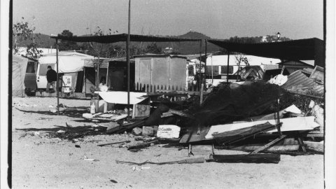 Enderrocament del càmping il·legal de la platja de Pineda de Mar. 1992. Foto: Saül Gordillo (El Punt)
