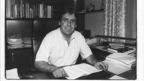 Joan Campolier (CiU), alcalde de Santa Susanna, al seu despatx de l'Ajuntament. Santa Susanna. 13 de juliol de 1993. Foto: Saül Gordillo (El Punt)
