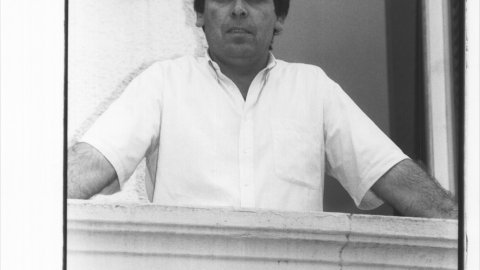 Joan Campolier (CiU), alcalde de Santa Susanna, al balcó de l'Ajuntament. Santa Susanna. 13 de juliol de 1993. Foto: Saül Gordillo (El Punt)
