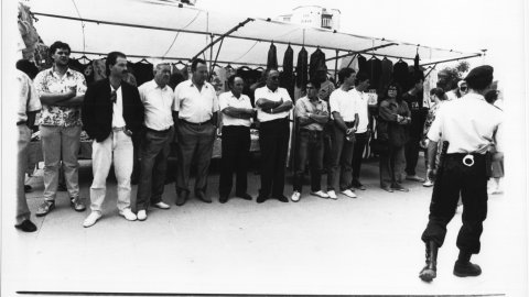 Protesta de marxants en el mercat ambulant al passeig marítim de Santa Susanna. 1991. Foto: Saül Gordillo (El Punt)