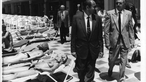 Inauguració oficial de l'oficina d'atenció al consumidor, amb un alt càrrec del Departament de Turisme de la Generalitat, d'Unió Democràtica. Santa Susanna. 1991. Foto: Saül Gordillo (El Punt)