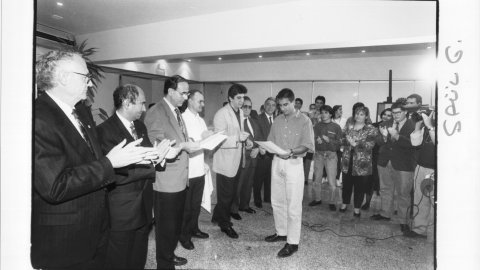 Entrega de diplomes als estudiants de l'Escola d'Hosteleria i Turisme, amb el director del centre, el director general de Turisme, l'alcalde, Francesc Pomés, i Juli Soler d'El Bulli. Sant Pol de Mar. 1992. Foto: Saül Gordillo (El Punt)