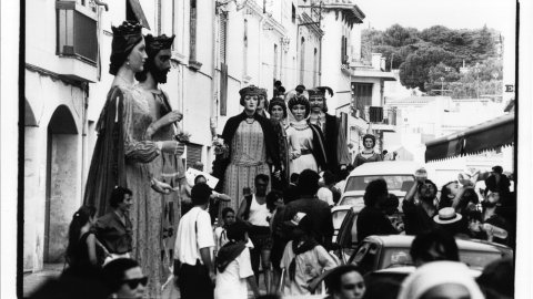 Colles geganteres en cercavila per Sant Pol de Mar. 1992. Foto: Saül Gordillo (El Punt)
