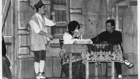 Pastorets de Pineda de Mar al Centre Cultural i Recreatiu, i entre els actors Joan Gallart. 1992. Foto: Saül Gordillo (El Punt)