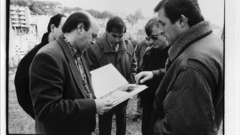 Visita de tècnics i del regidor d'Urbanisme, Joan Pons, als terrenys on s'instal·laran els pavellons prefabricats per als Jutjats d'Arenys de Mar. 1993. Foto: Saül Gordillo (El Punt)