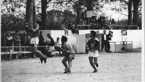 Partit de futbol entre Sant Lluís i Santa Maria. Palafolls. 1990. Foto: Saül Gordillo (El Punt)