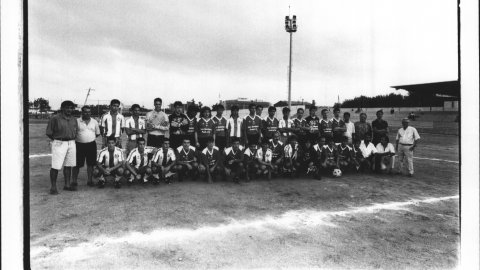 Plantilla del CF Pineda, al nou camp de Can Xaubet. 1992. Foto: Saül Gordillo (El Punt) 