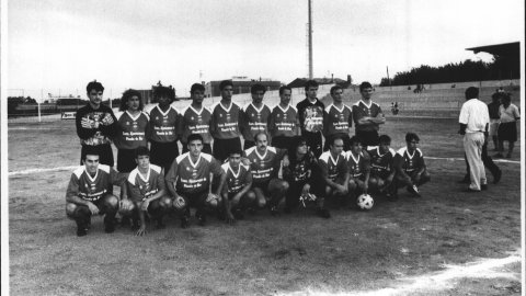 Plantilla del CF Pineda, al nou camp de Can Xaubet. 1992. Foto: Saül Gordillo (El Punt) 