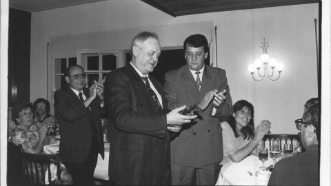 Homenatge a Lluís Portet, directiu de la UER Pineda de Mar, al restaurant Les Mèlies. Al seu costat, Josep Castellà, president de la UER Pineda. Darrere, dret, Josep Maria Juli. 1992. Foto: Saül Gordillo (El Punt)