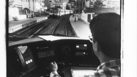 Cabina amb el maquinista d'un tren Delta de Renfe a la línia de Rodalies del Maresme (R-1). 1994. Foto: Saül Gordillo (El Punt)  