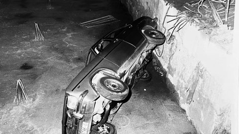 Un vehicle Chrysler cau en una finca en obres a la cantonada dels carrers Bruguera i Ànimes de Calella. 1990-1991. Foto: Saül Gordillo (El Punt)