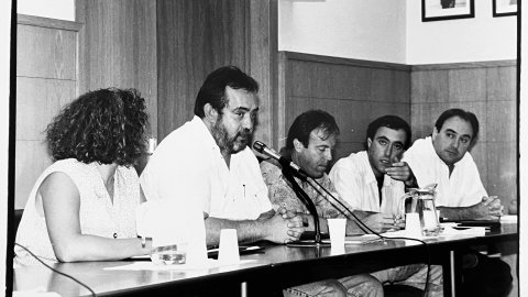 Josep Maria Gallart, regidor d'Hisenda de l'Ajuntament de Calella. A la dreta, Martí Barrera, Francesc Arqués (CiU) i Jordi Sitjà (CiU). 10 de setembre de 1993. Foto: Saül Gordillo (El Punt) 