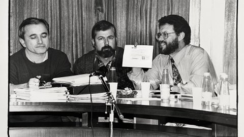 Els regidors socialistes Emili Biosca, Joan Ferrer i Emili Pérez, d'esquerra a dreta, s'adrecen a l'oposició de CiU en un ple encès de l'Ajuntament de Pineda de Mar. 1990-1991. Foto: Saül Gordillo (El Punt)