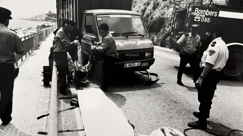 Accident mortal a la carretera N-II entre Sant Pol de Mar i Calella, amb treballadors de la funerària i agents de la Policia Local i la Guàrdia Civil fent l'aixecant del cadàver. 1990-1991. Foto: Saül Gordillo (El Punt)
