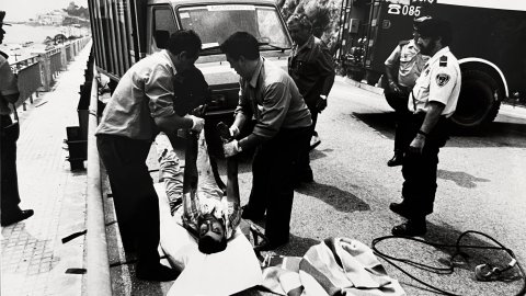 Accident mortal a la carretera N-II entre Sant Pol de Mar i Calella, amb treballadors de la funerària i agents de la Policia Local i la Guàrdia Civil fent l'aixecant del cadàver. 1990-1991. Foto: Saül Gordillo (El Punt)