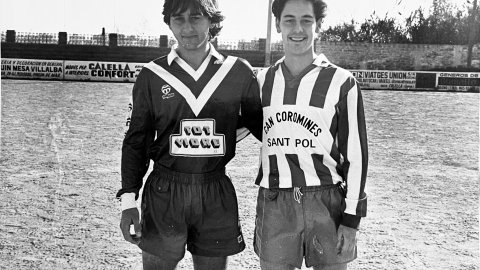 Jugadors santpolencs, un del Sant Pol de Mar (Xavi Carreras, a la dreta) i l'altre del CF Calella (Jordi Roura), a l'antic camp de futbol de Calella. Foto: Saül Gordillo (El Punt)