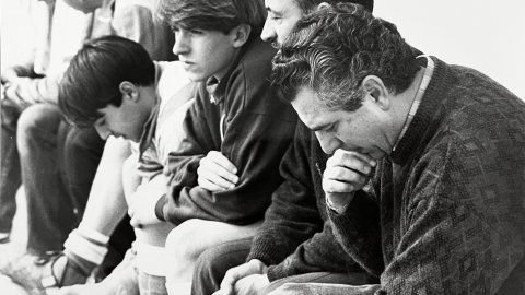 Vicenç Junqué, tècnic del Club de Futbol Calella, a la banqueta, amb Laureano, Josep Maria Grima i Lluís Martí. 1990-1991. Foto: Saül Gordillo (El Punt)