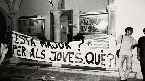 Pancarta de joves independentistes reclamant actes per a ells a la Festa Major, a l'entrada de l'Ajuntament de Pineda. 1992. Foto: Saül Gordillo 