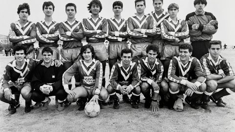 Plantilla del primer equip del Club Futbol Calella, a l'antic camp de futbol. Foto: Saül Gordillo (El Punt)