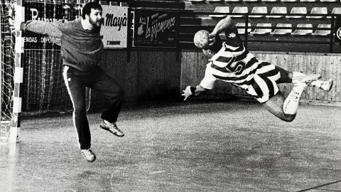 Partit d'handbol entre Calella i Malgrat de Mar, al pavelló poliesportiu de Calella. 1990 o 1991. Foto: Saül Gordillo (El Punt) 