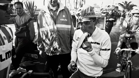 Ciclista menjant un plàtan abans de l'inici d'una etapa. Pineda de Mar. 1992. Foto: Saül Gordillo (El Punt) 