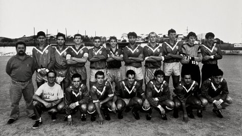 Plantilla del primer equip del Club Futbol Calella, a l'antic camp de futbol. Foto: Saül Gordillo (El Punt)
