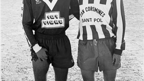 Jugadors santpolencs, un del Sant Pol de Mar (Xavi Carreras, a la dreta) i l'altre del CF Calella (Jordi Roura), a l'antic camp de futbol de Calella. Foto: Saül Gordillo (El Punt)