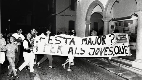 Pancarta de joves independentistes reclamant actes per a ells a la Festa Major, a l'entrada de l'Ajuntament de Pineda. 1992. Foto: Saül Gordillo 