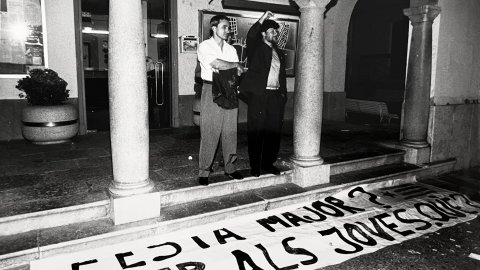Pancarta de joves independentistes reclamant actes per a ells a la Festa Major. A la imatge, l'alcalde Josep Lluís Fillat (PSC) a l'entrada de l'Ajuntament de Pineda, amb el regidor de Cultura, Emili Biosca. 1992. Foto: Saül Gordillo 