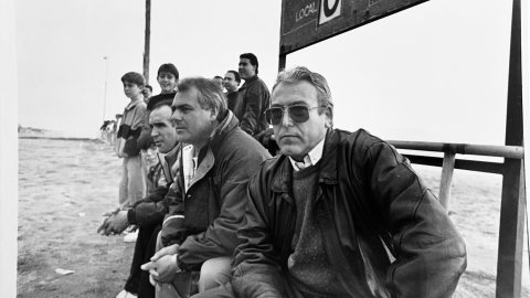 Banqueta de l'Al-Andalus, a l'antic camp de futbol de la platja de Poblenou de Pineda de Mar, amb el president del club Miguel González Torres, en primer terme amb ulleres. 1990-1991. Foto: Saül Gordillo (El Punt)